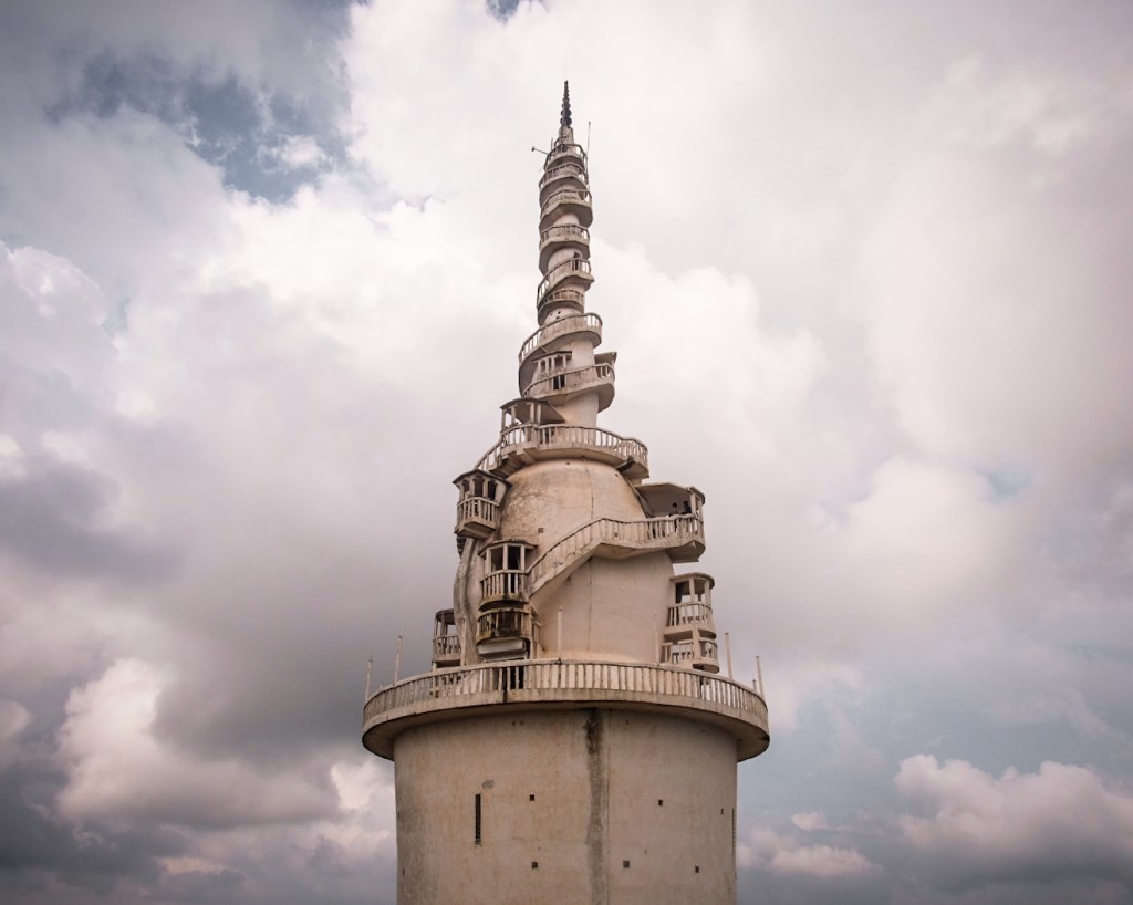Climbing the amazing Ambuluwawa Temple